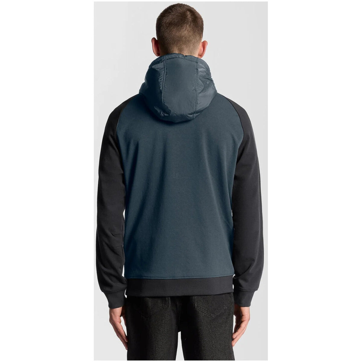 Image 2 : Détail des manches raglan contrastantes du sweat Lyle & Scott bleu bimatière — Delvale