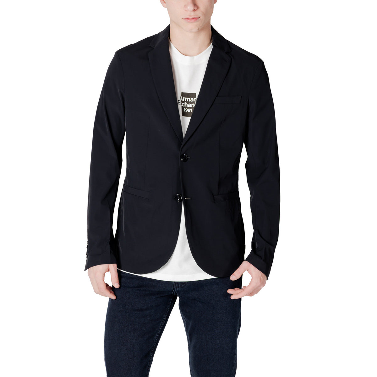 Image 1 : Blazer Armani Exchange homme noir pur coton coupe ajustée, porté sur t-shirt blanc avec jean brut, vue de face — Delvale