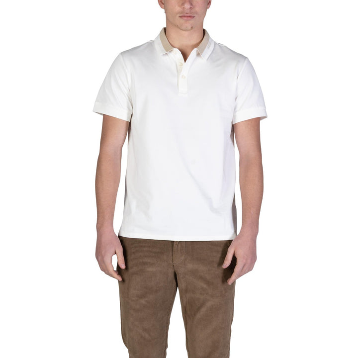 Image 1 : Polo homme Guess blanc cassé à col bicolore beige, vue de face portée avec un pantalon velours côtelé taupe — Delvale