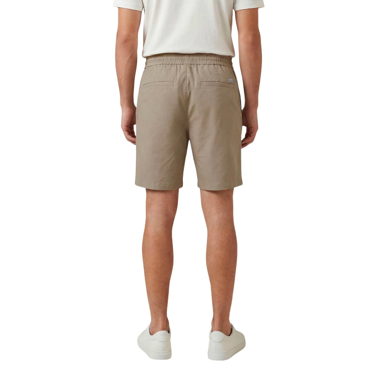 Bermuda Armani Exchange homme beige vue portée de dos — poches arrières et tombé décontracté