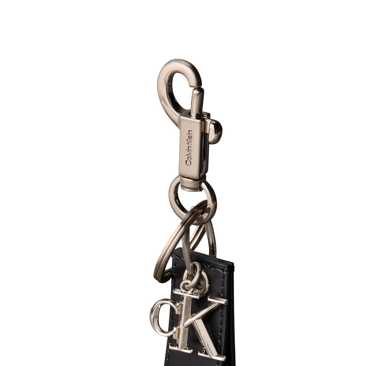 Image 3 : Détail mousqueton métal argenté gravé Calvin Klein et anneau double du porte-clefs cuir noir — Delvale