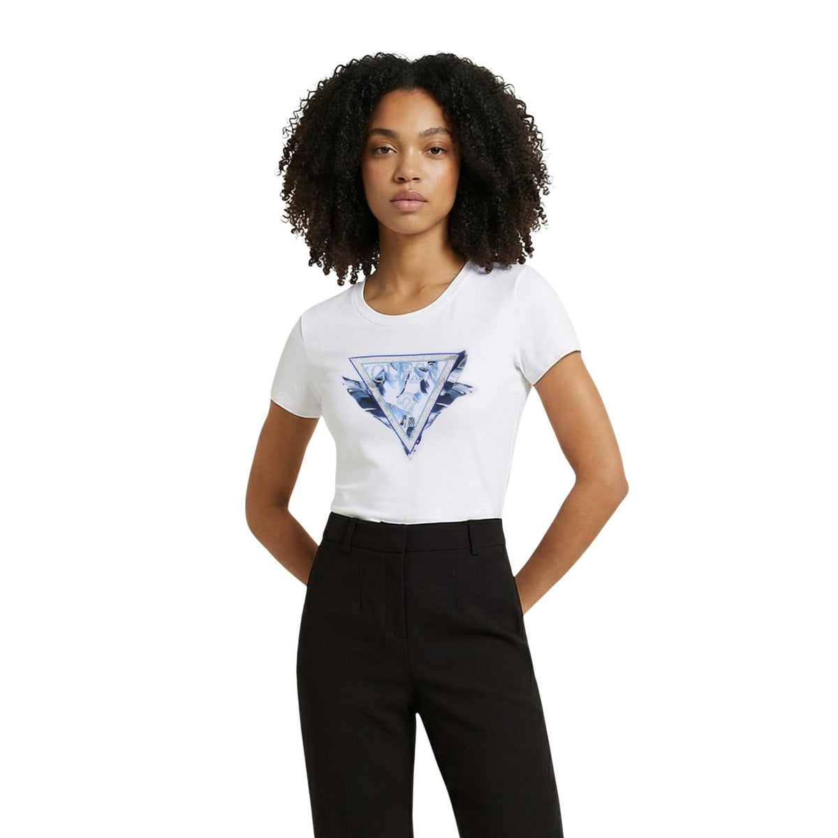 Image 4 : T-shirt Guess femme bleu porté, matière coton-élasthanne confortable — Delvale