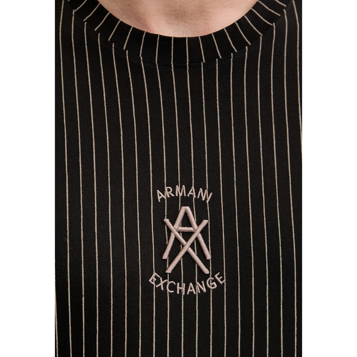 Image 2 : Détail du motif rayures du t-shirt Armani Exchange noir pour homme — Delvale