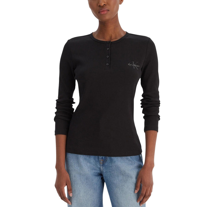 Image 1 : Pull Calvin Klein Jeans noir col rond manches longues porté par une femme — delvale