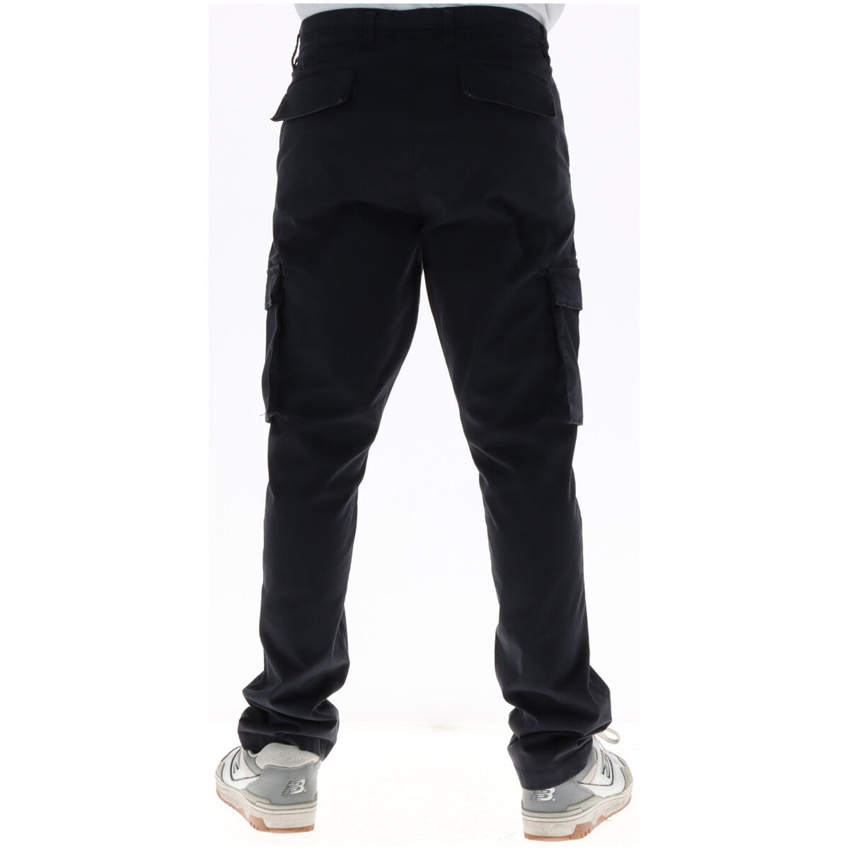 Image 2 : Détail des poches cargo latérales à rabat du pantalon Lyle & Scott homme bleu marine extensible — Delvale