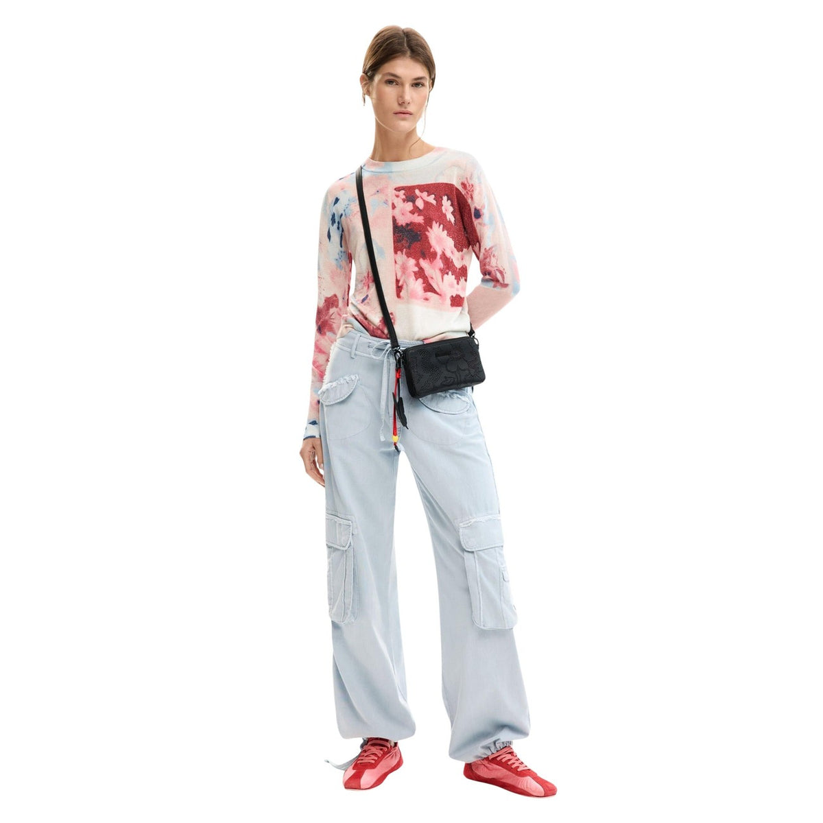 Image 2 : Détail du motif floral coloré sur pull Desigual femme rose en viscose — delvale