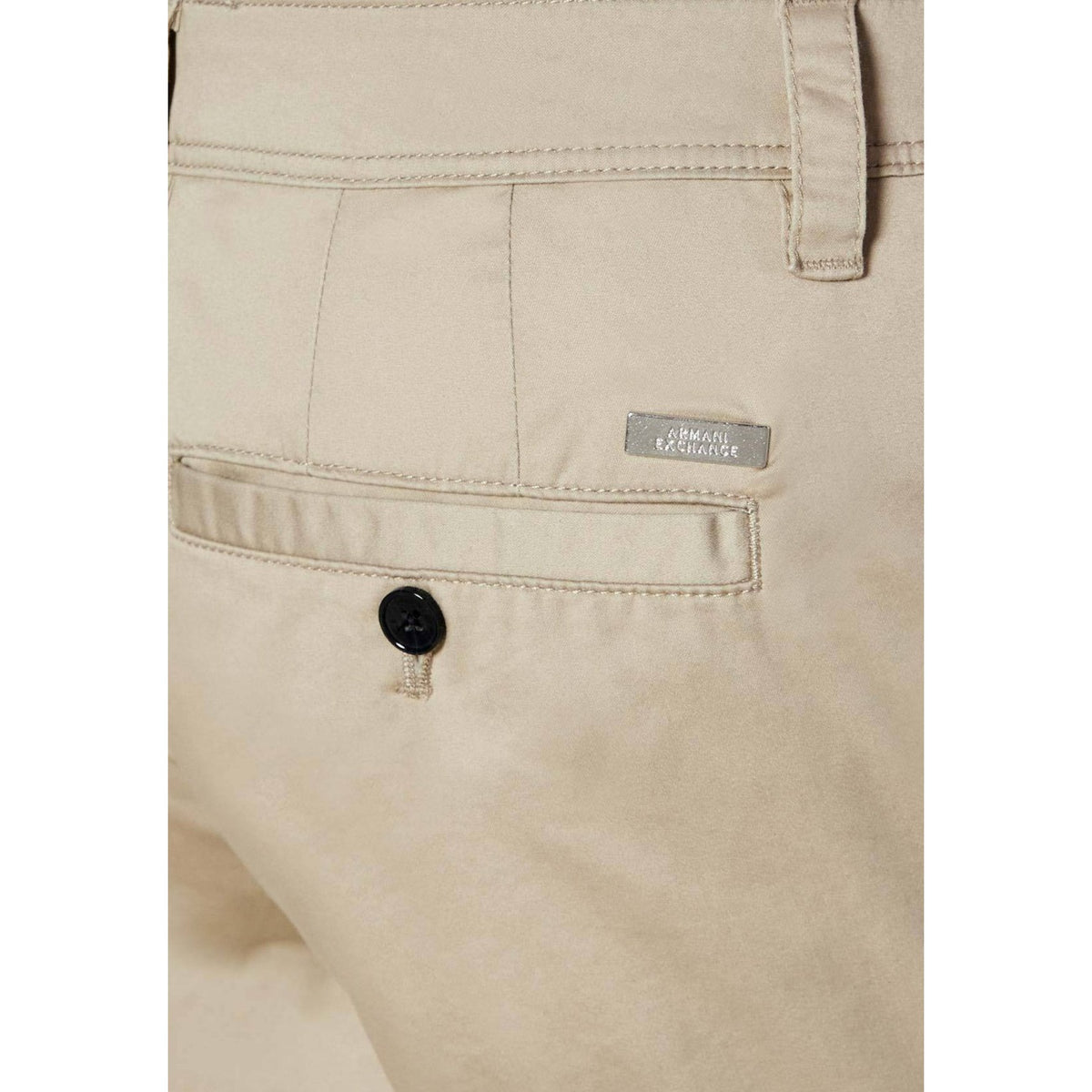 Image 2 : Détail de la poche cargo latérale du bermuda Armani Exchange homme beige, vue rapprochée sur la couture et la patte boutonnée — Delvale