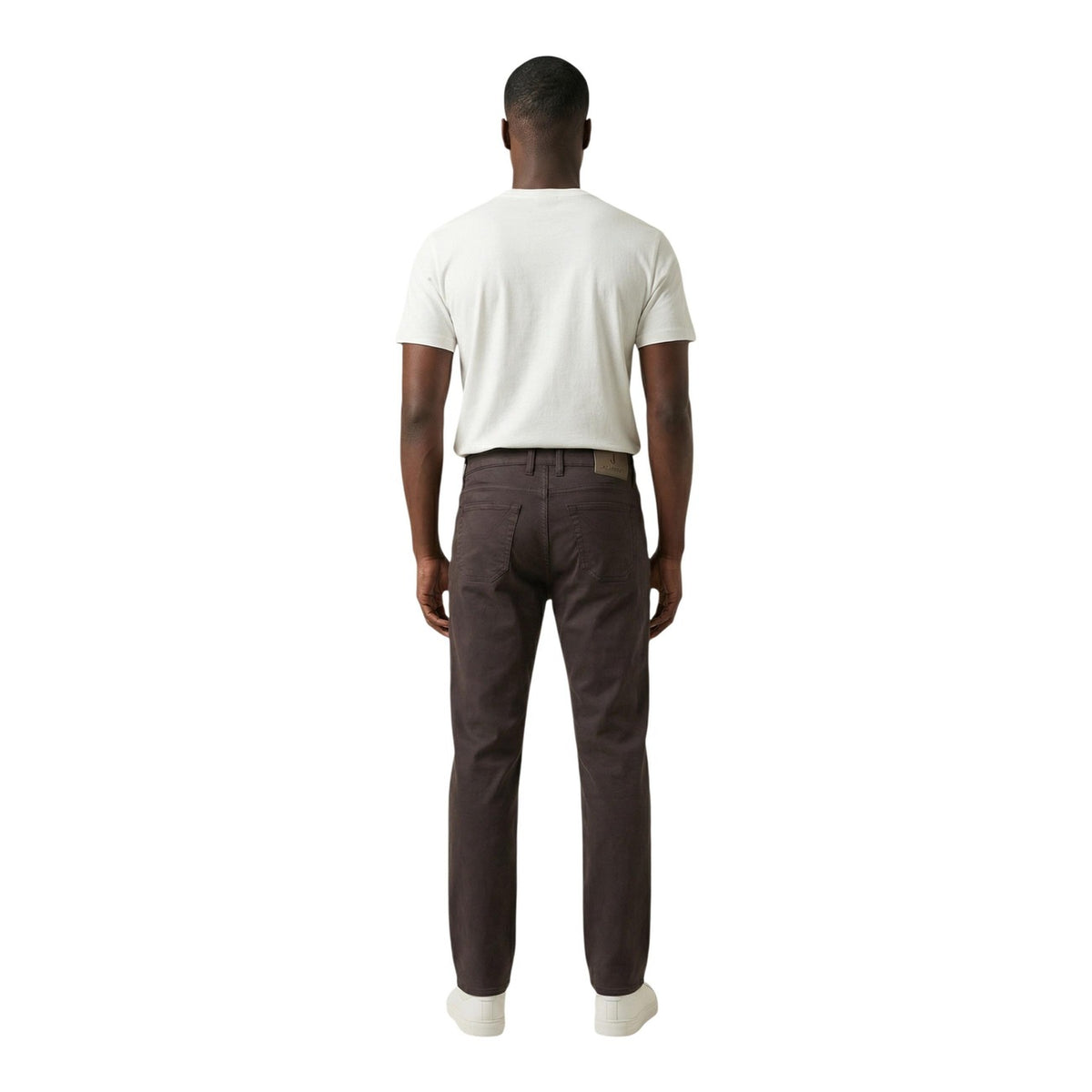 Image 2 : Détail de la coupe slim et des empiècements du pantalon Jeckerson homme marron — Delvale