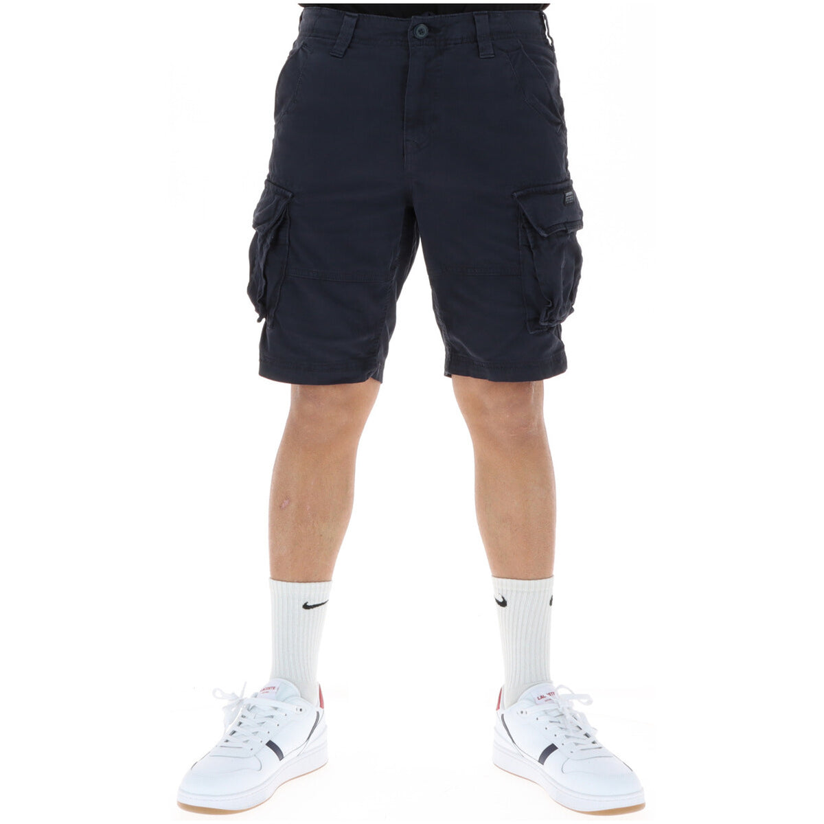 Image 7 : Look complet bermuda cargo Superdry homme kaki porté avec baskets blanches — Delvale
