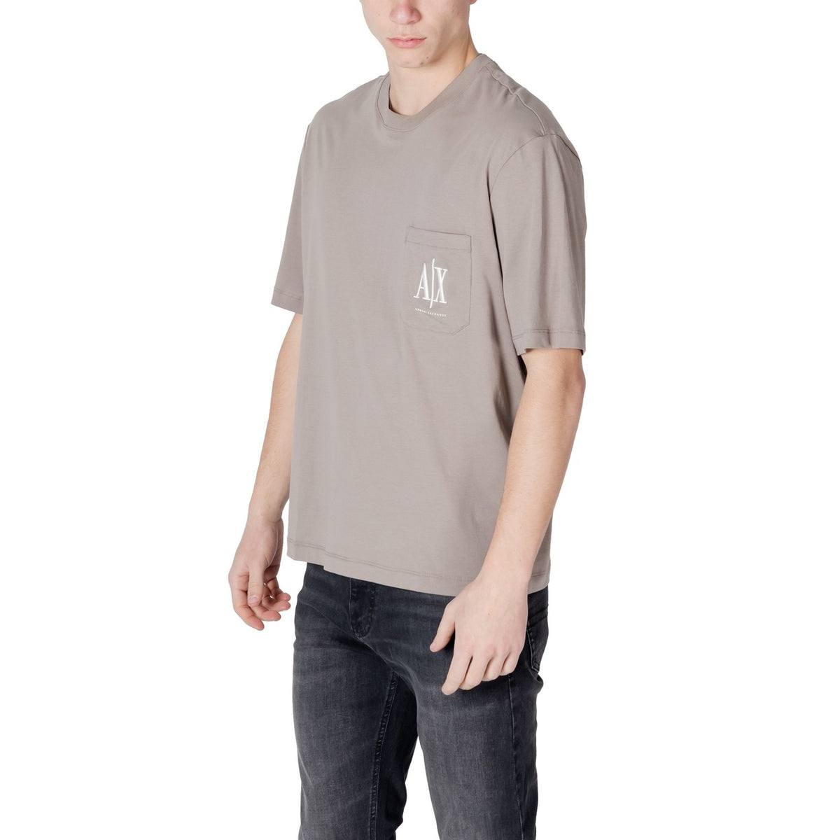 Image 3 : T-shirt Armani Exchange homme oversize taupe porté avec un jean brut, look casual — Delvale