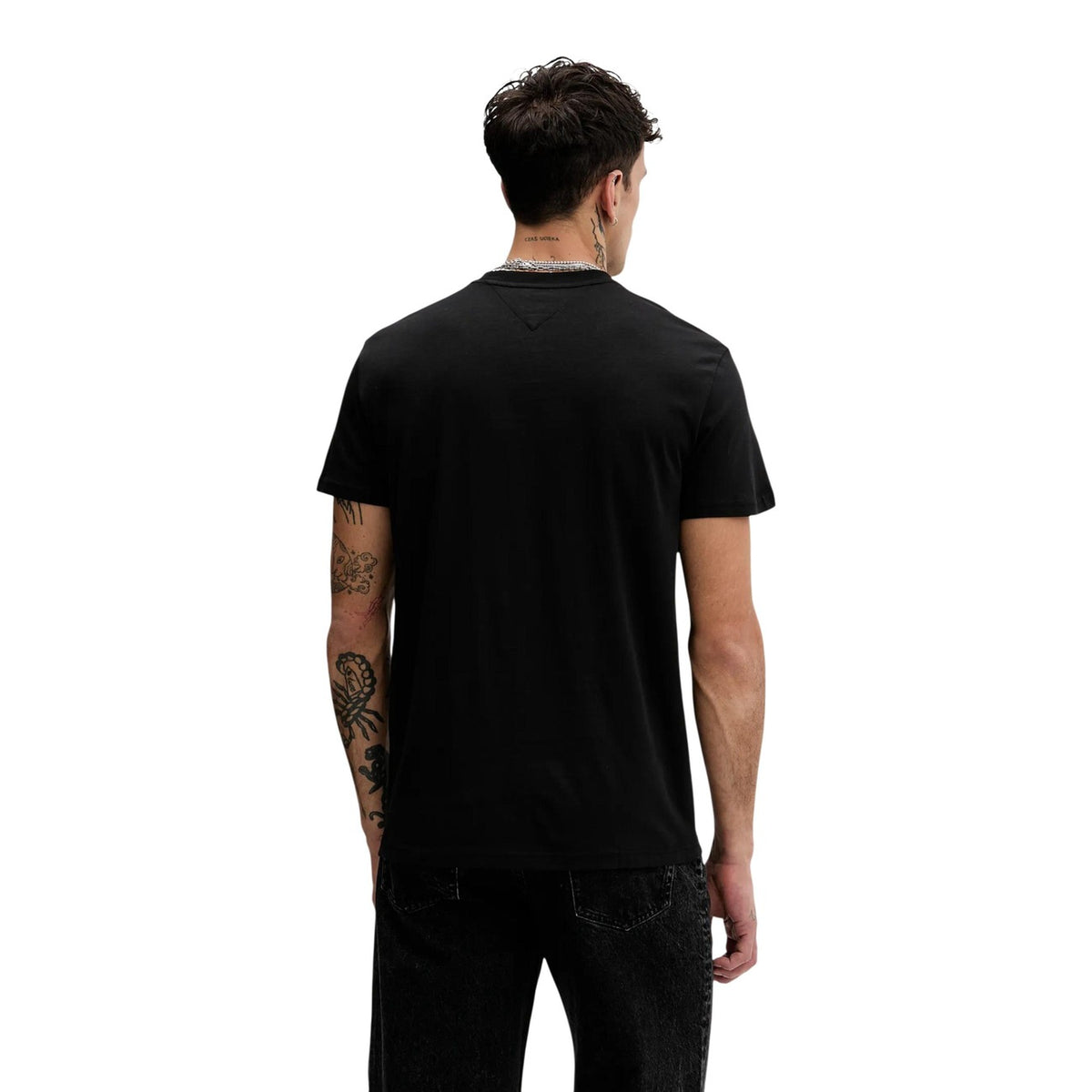 Image 3 : Détail du logo Tommy Jeans imprimé sur la poitrine du t-shirt noir homme — Delvale