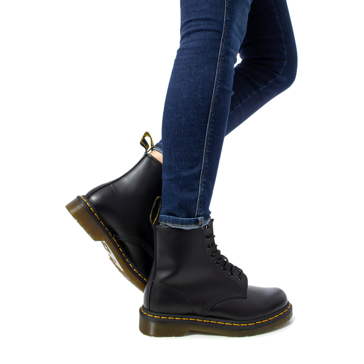 Image 2 : Détail des bottes Dr. Martens 1460 Smooth noires femme montrant la finition cuir premium — delvale