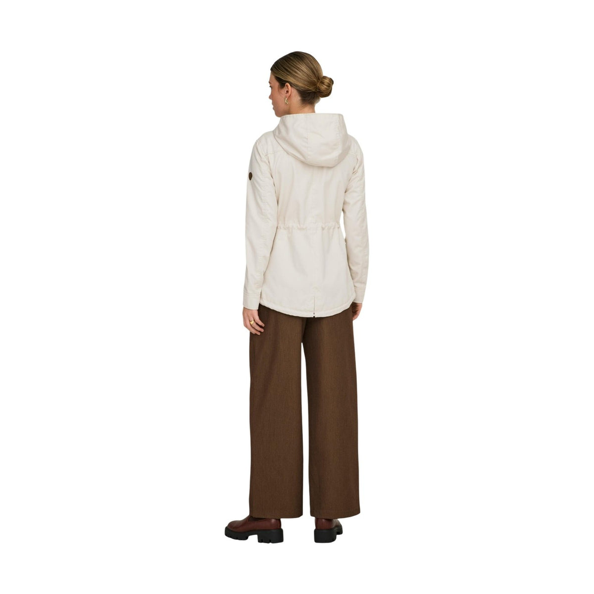 Image 3 : Veste Only beige femme portée, style décontracté contemporain — Delvale