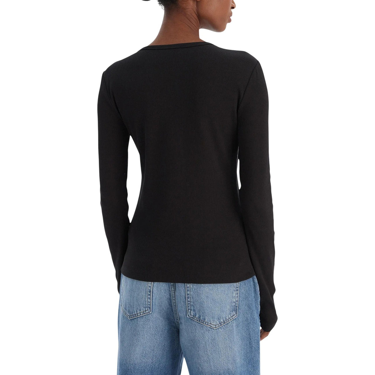 Image 2 : Détail du col rond et de la coupe ajustée du pull Calvin Klein Jeans noir femme — delvale