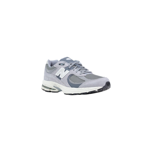 New Balance 2002R grise vue avant trois-quarts avec lacets gris