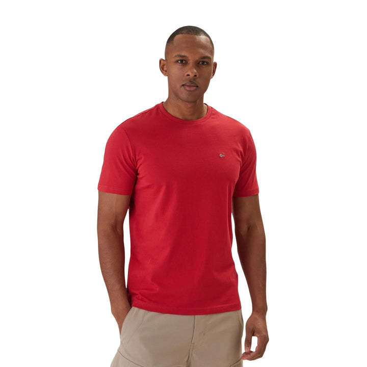 Image 1 : T-shirt Napapijri homme col rond rouge à manches courtes, vue de face portée, logo brodé sur la poitrine — Delvale