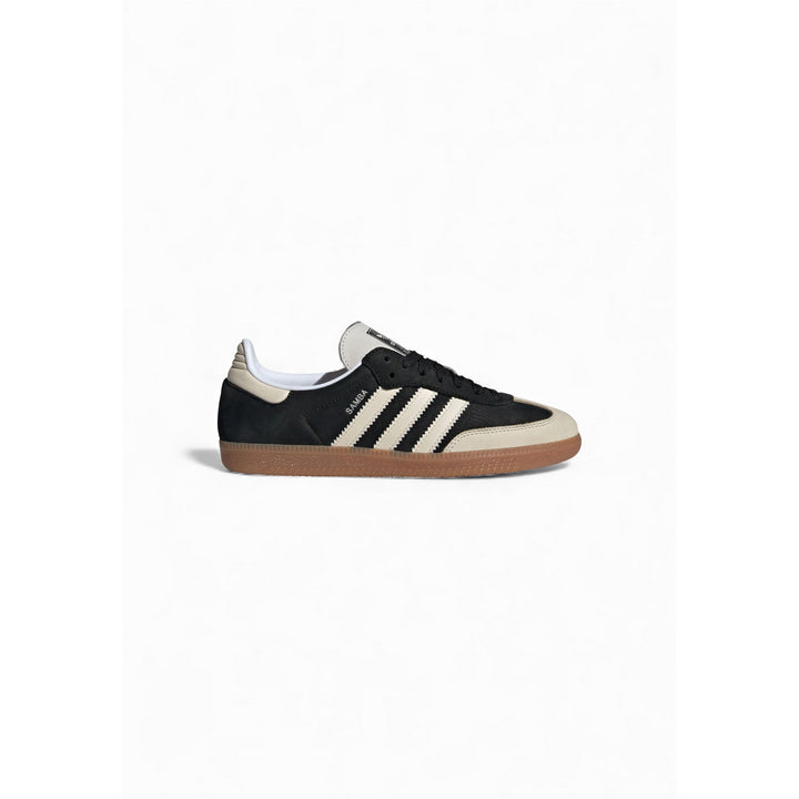 Image 1 : Adidas Originals Samba OG Femme vue de profil gauche, tige cuir noir, trois bandes crème, semelle gomme caramel — Delvale