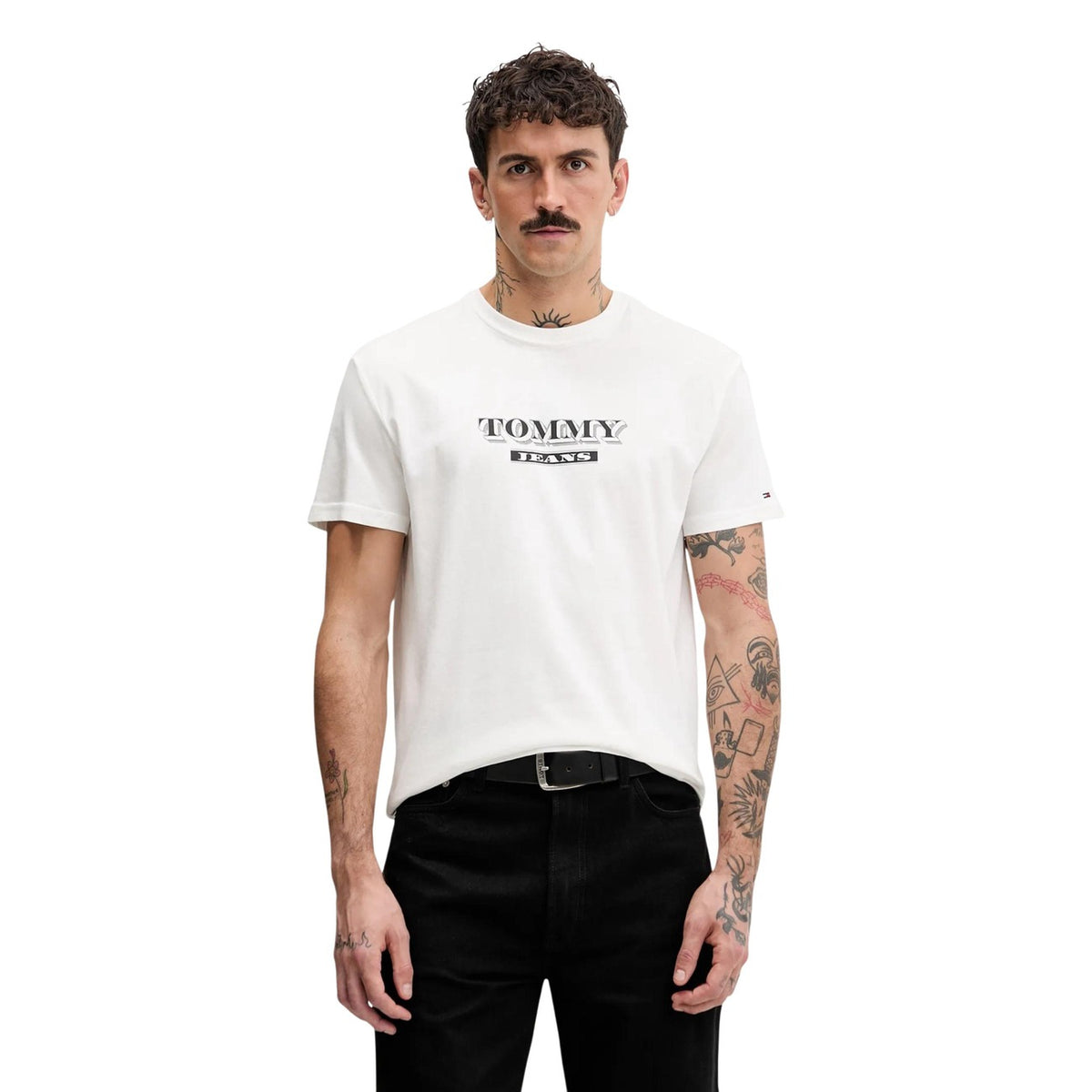 Image 5 : Look complet homme avec t-shirt Tommy Hilfiger Jeans noir et jean brut, style casual urbain — Delvale