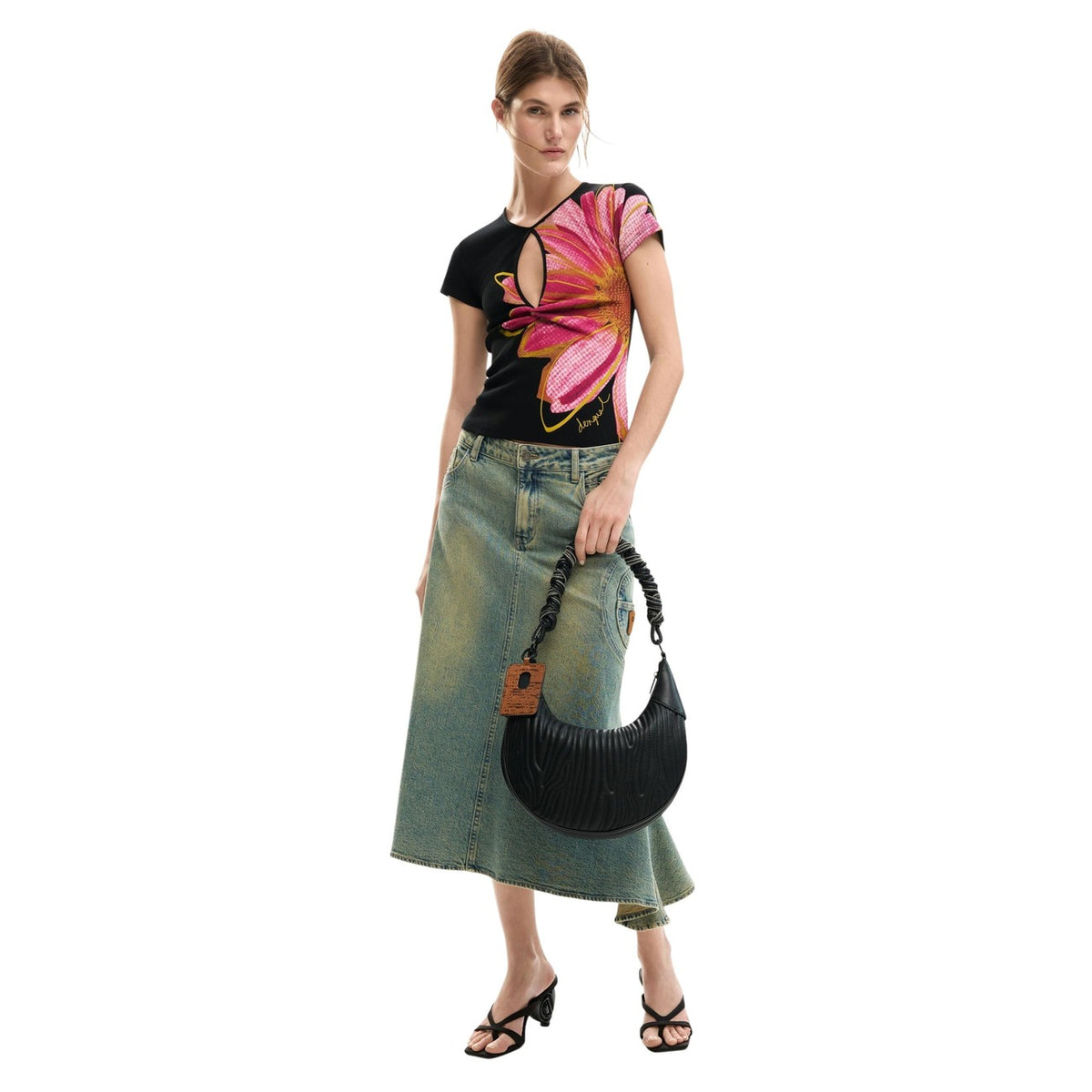 Image 2 : Détail du motif floral coloré sur t-shirt Desigual femme noir coupe moderne — delvale