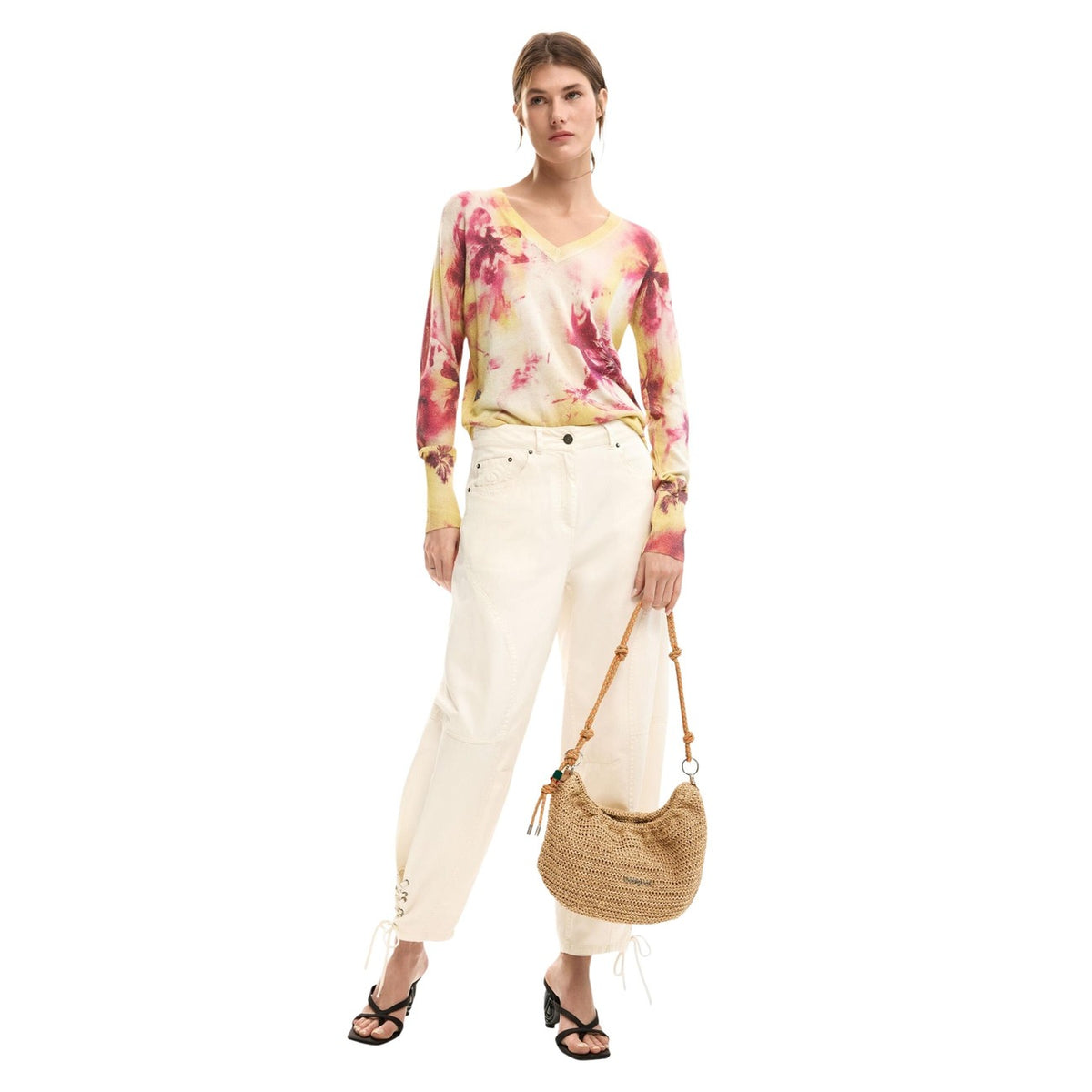 Image 2 : Détail du pull Desigual femme rose aux imprimés floraux délicats — delvale