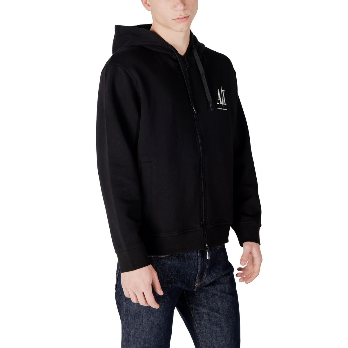 Sweat zippé Armani Exchange homme noir porté de trois quarts, logo AX visible sur la poitrine, capuche et fermeture éclair