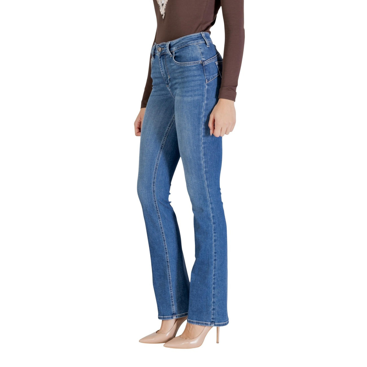 Image 3 : Jean femme Liu Jo taille haute coupe bootcut bleu délavé, silhouette allongée et effet évasé visible sous le genou — Delvale