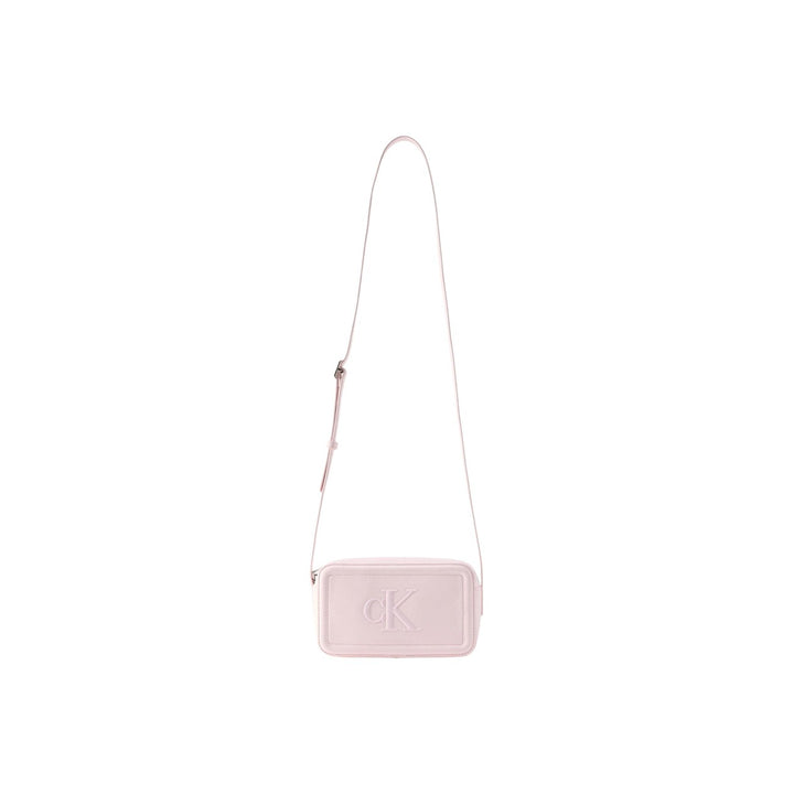 Image 1 : Mini sac bandoulière Calvin Klein rose poudré avec monogramme CK gaufré, vue de face — Delvale