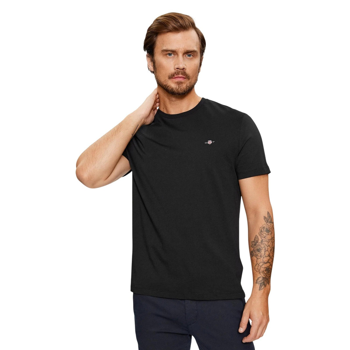 Image 4 : Vue de trois quarts du t-shirt Gant homme col rond bleu marine, finitions soignées et tissu pur coton — Delvale
