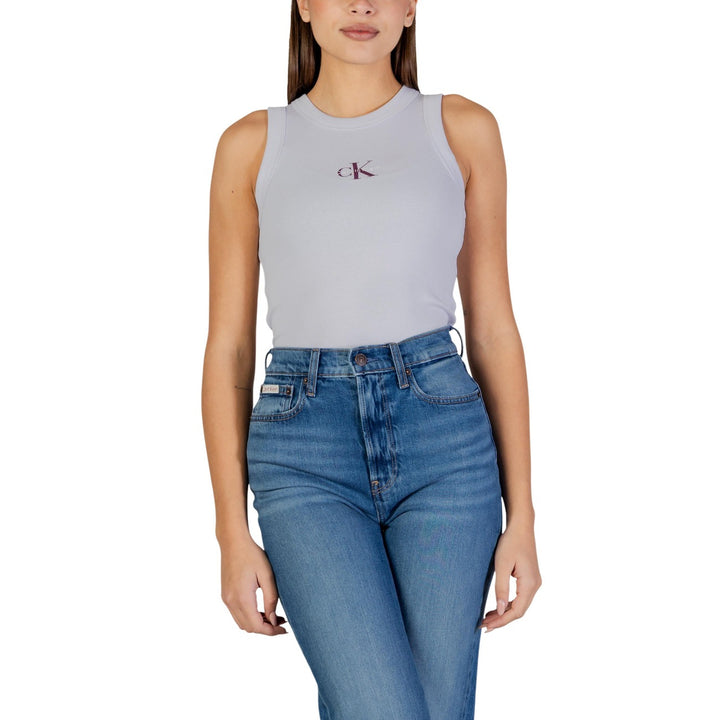Image 1 : Débardeur femme Calvin Klein Jeans côtelé lilas avec logo monogram CK centré, porté avec un jean taille haute — Delvale