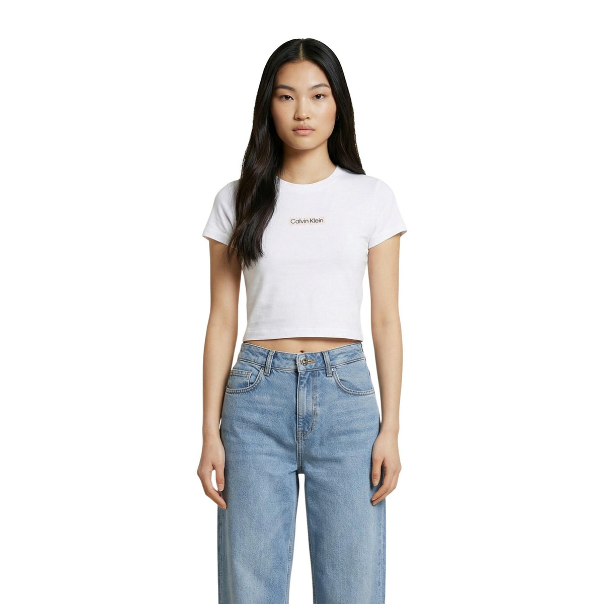 Image 5 : T-shirt noir Calvin Klein Jeans femme porté style casual — delvale