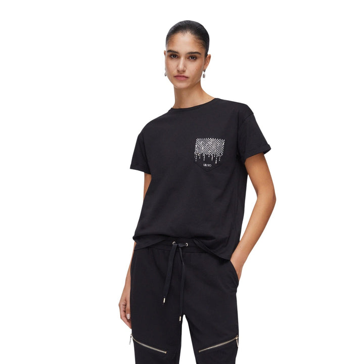 Image 1 : Femme portant le t-shirt Liu Jo noir col rond avec poche ornée de strass argentés effet cascade, vue de face — Delvale