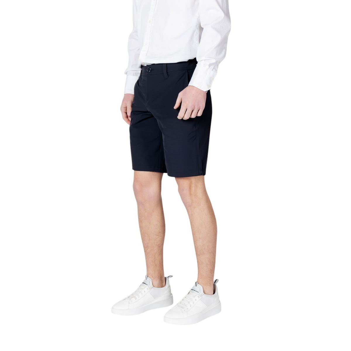 Image 3 : Bermuda Armani Exchange homme bleu marine, vue de profil mettant en valeur la coupe droite au-dessus du genou — Delvale