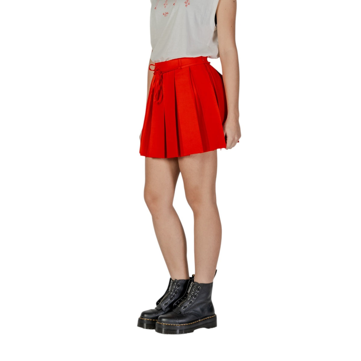 Image 2 : Détail fermeture lacets jupe rouge Only design contemporain — delvale
