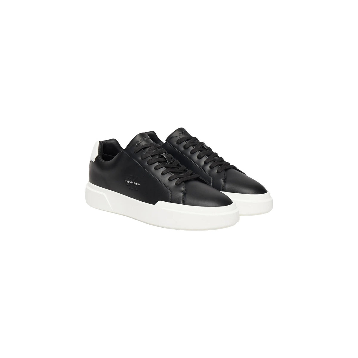 Image 2 : Vue détaillée des baskets Calvin Klein Jeans noires avec empiècement blanc au talon — Delvale