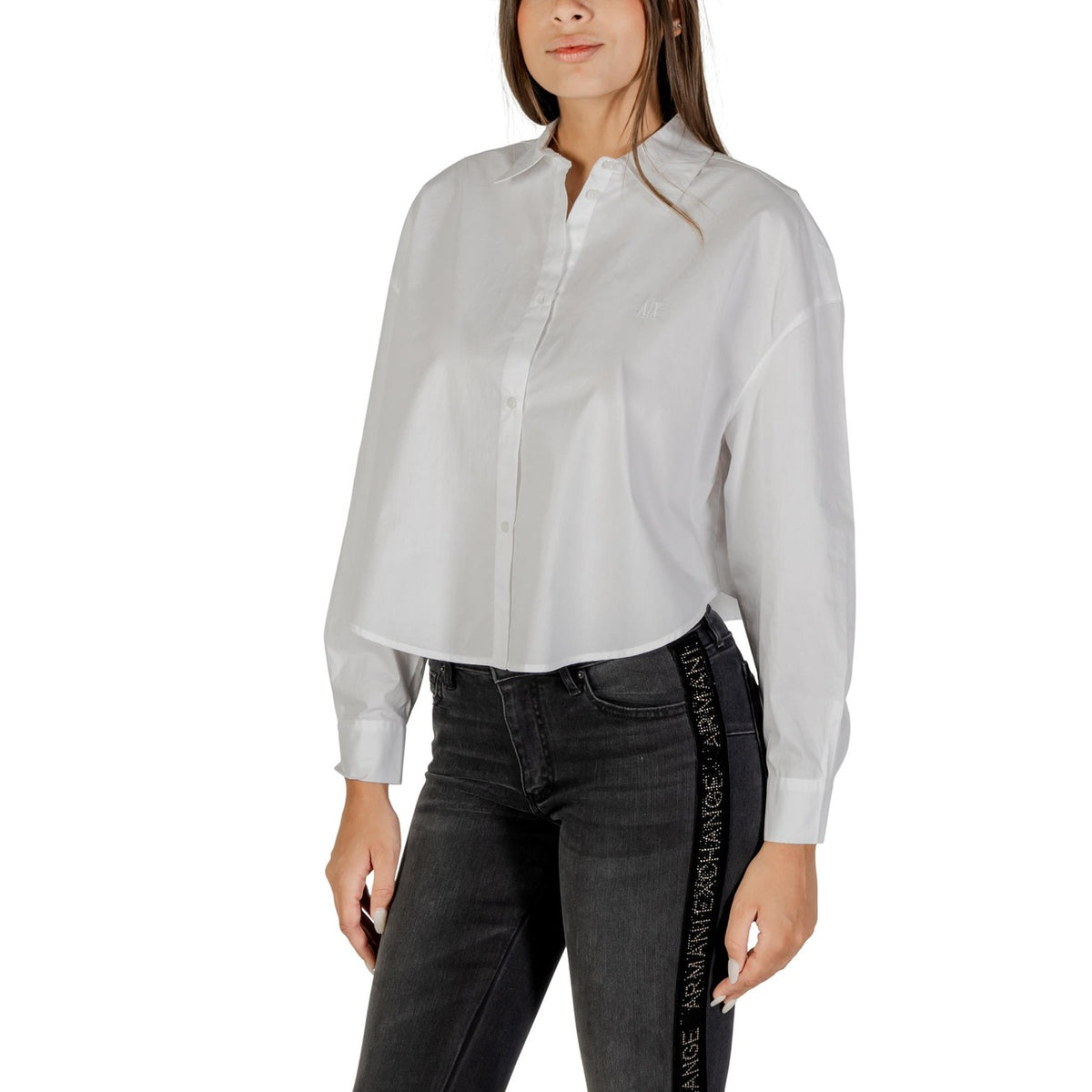 Image 2 : Détail de la chemise blanche Armani Exchange femme, col classique et finitions soignées — Delvale
