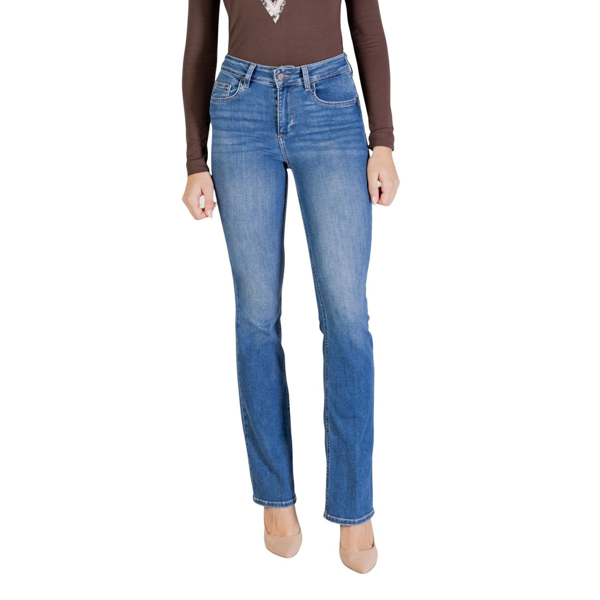 Image 1 : Jean femme Liu Jo taille haute coupe bootcut bleu délavé porté avec un top marron et des escarpins beige, vue de face — Delvale