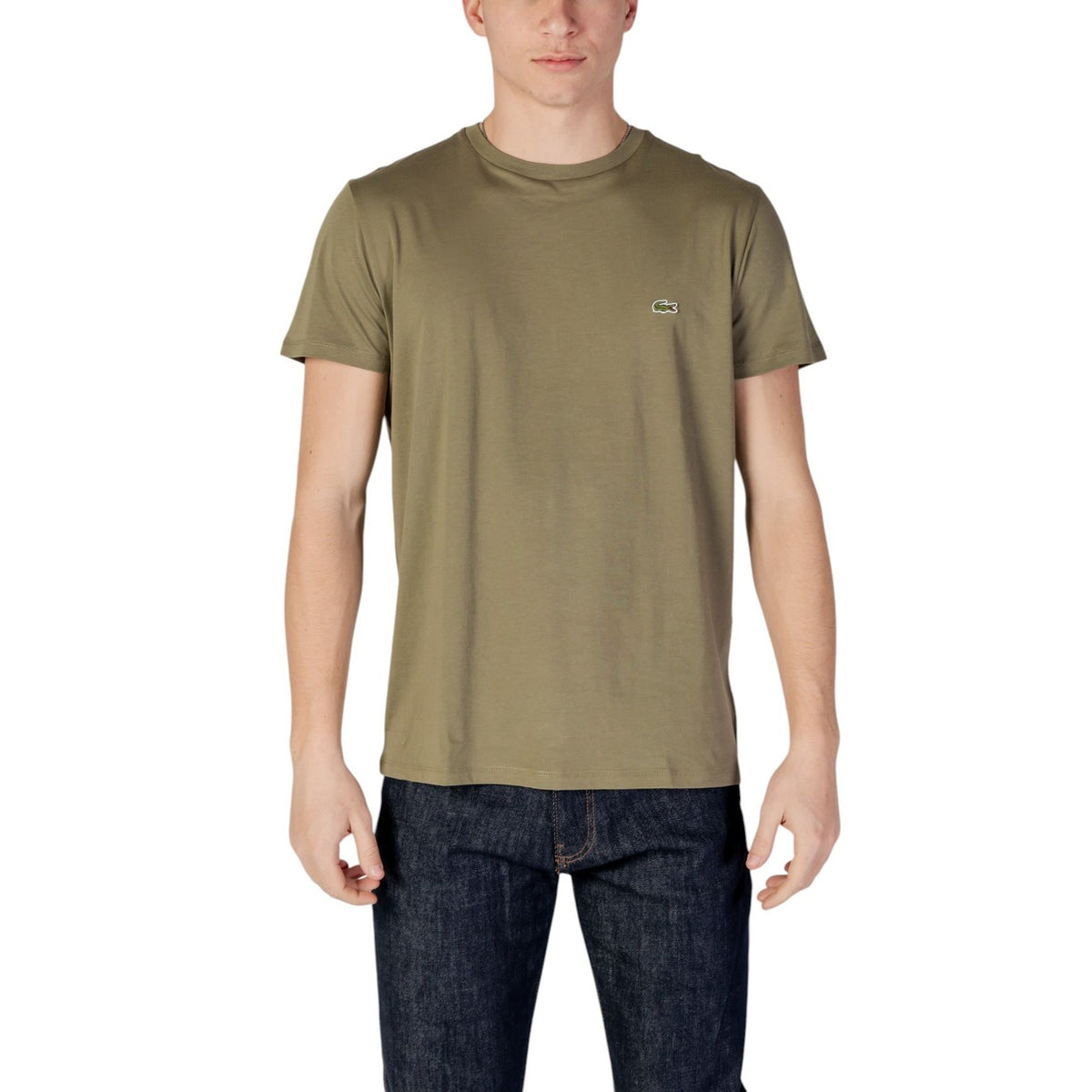 Image 7 : T-shirt Lacoste homme col rond vert, look casual complet avec jean — Delvale