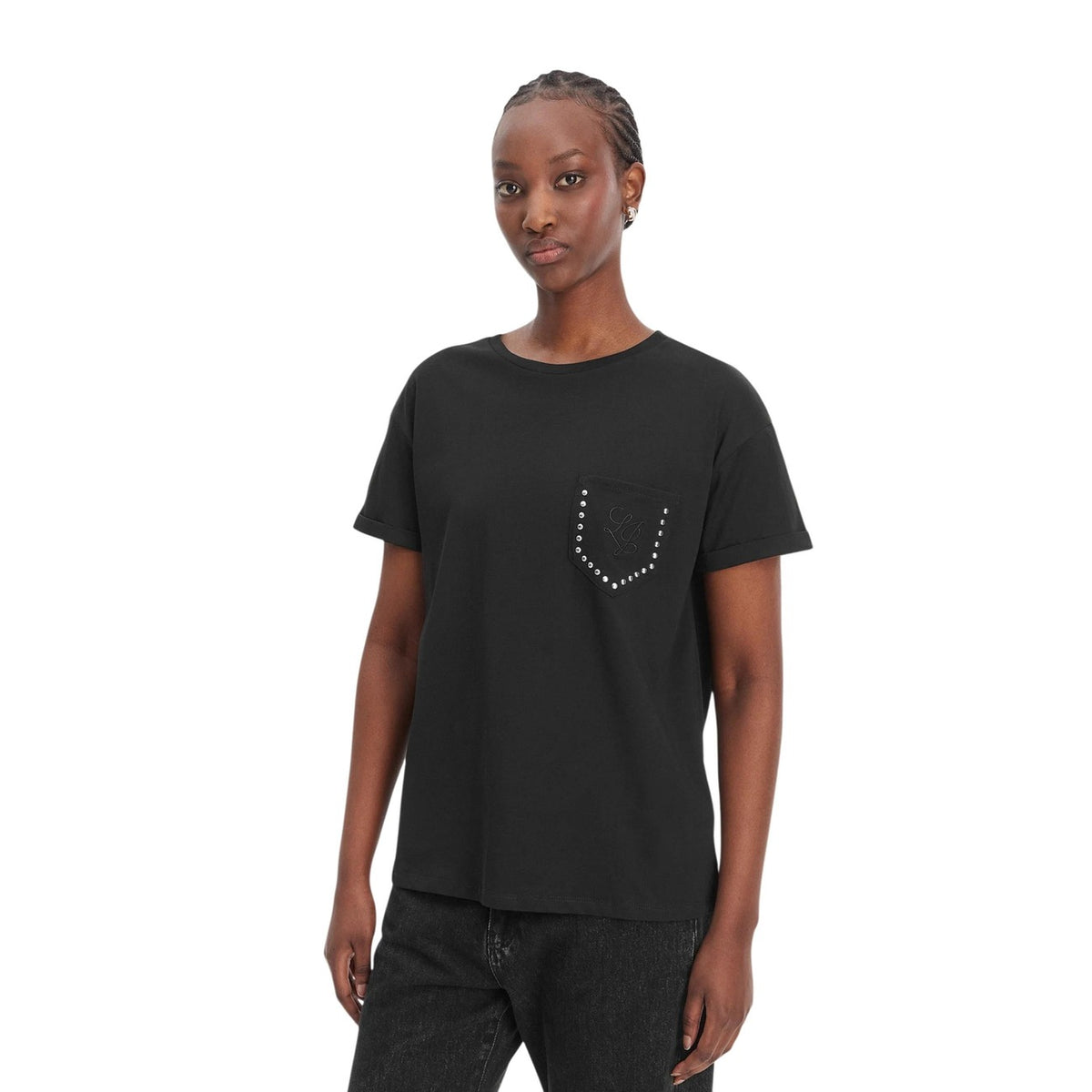 Image 4 : Modèle portant le t-shirt Liu Jo noir coupe droite, vue trois quarts, mise en valeur de la poche strass — Delvale
