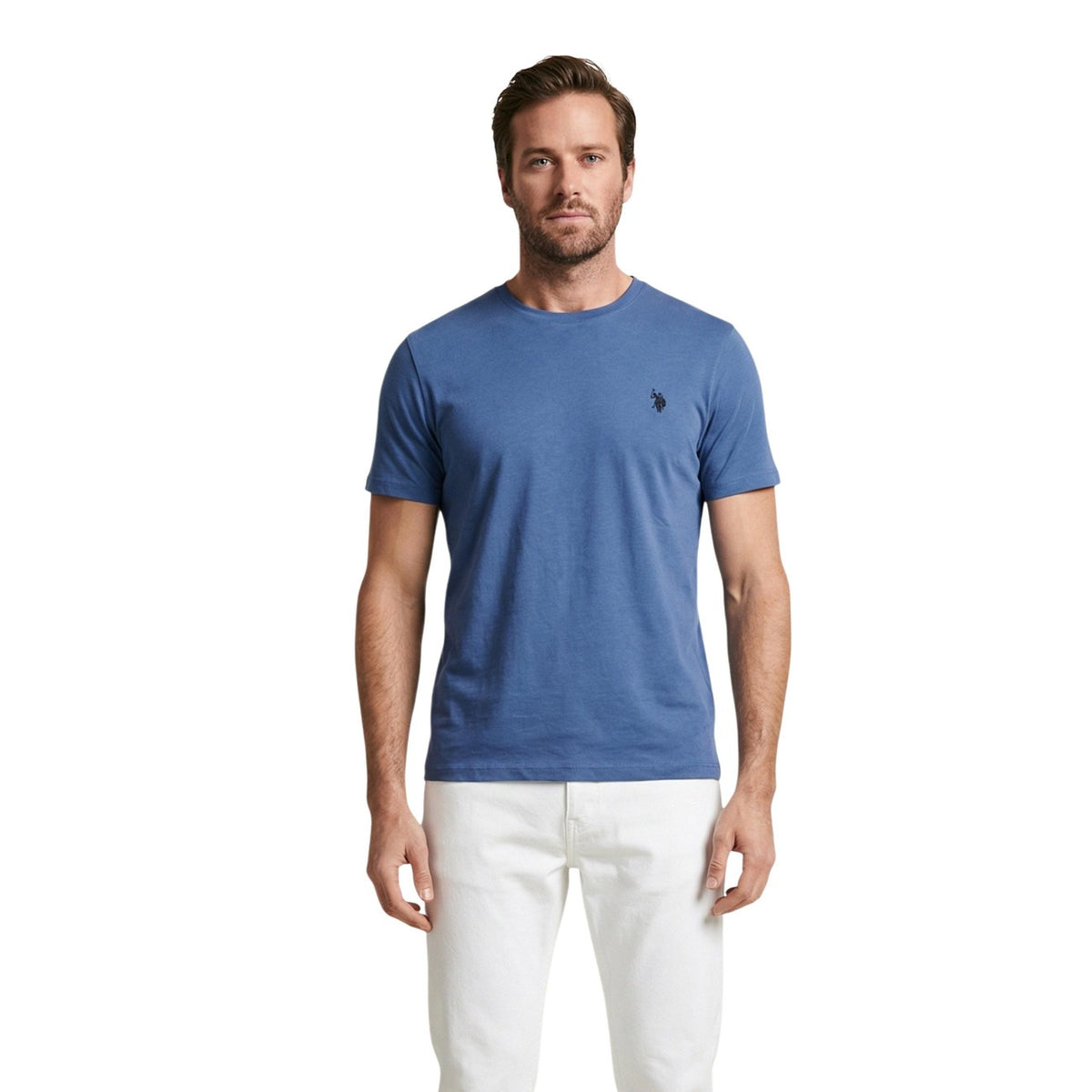Image 4 : Mannequin homme portant le t-shirt jaune U.S. Polo Assn. avec jean blanc, look casual — Delvale