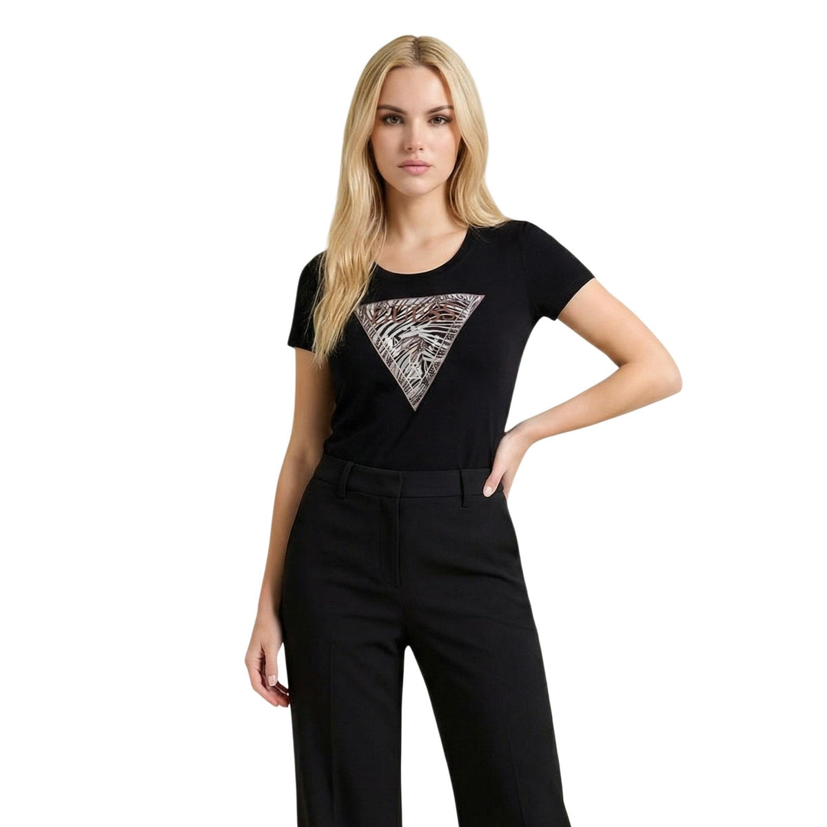 Image 6 : Look complet avec le t-shirt Guess femme triangle logo beige, jean et ceinture dorée — Delvale