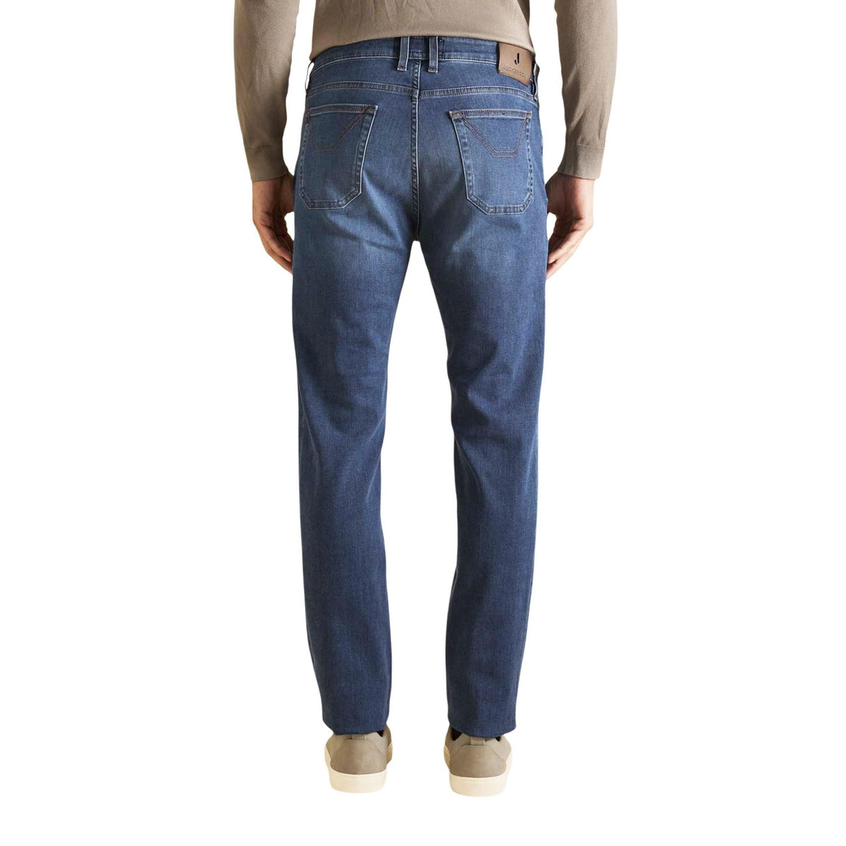 Image 2 : Vue de trois quarts du jean Jeckerson homme denim bimatière, détail patches suédine grise et fermeture zip avec bouton cuivré visible — Delvale