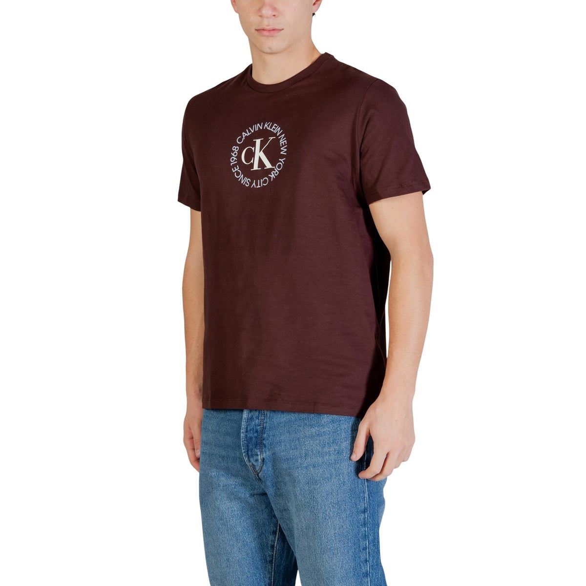 Image 2 : Vue de face du t-shirt Calvin Klein Jeans homme bordeaux, col rond structuré et manches courtes, jersey coton — Delvale