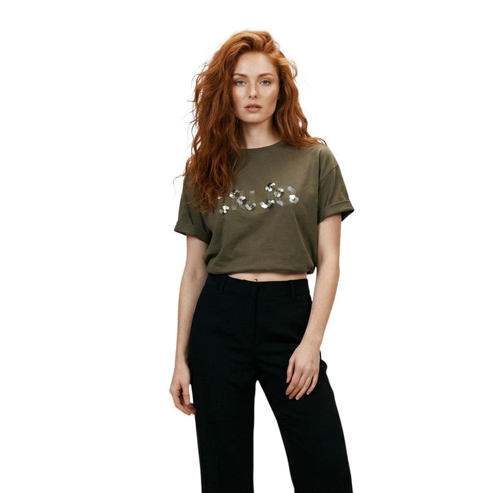 Image 1 : Femme portant un t-shirt crop Liu Jo kaki à sequins argentés manches courtes, vue de face — Delvale