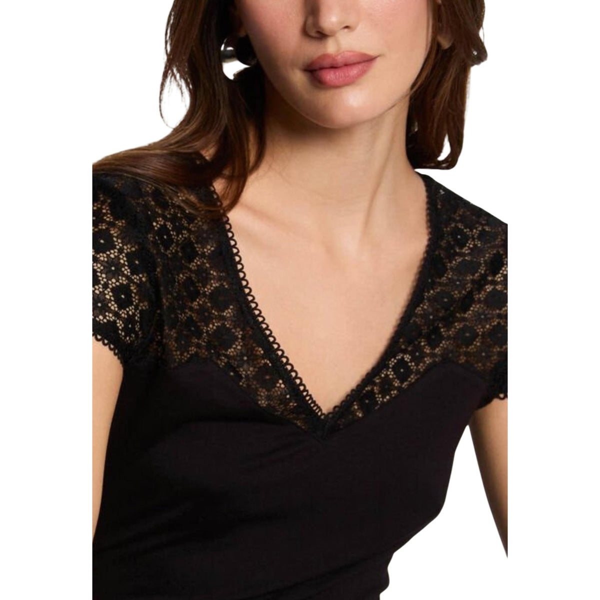 Image 4 : Look complet avec le t-shirt col V dentelle noir Morgan De Toi associé à un jean taille haute bleu foncé — Morgan De Toi