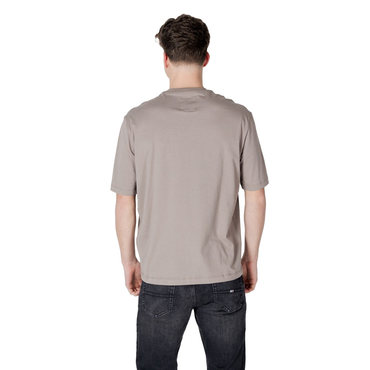 Image 2 : T-shirt Armani Exchange homme oversize taupe, coupe ample visible de dos — Delvale