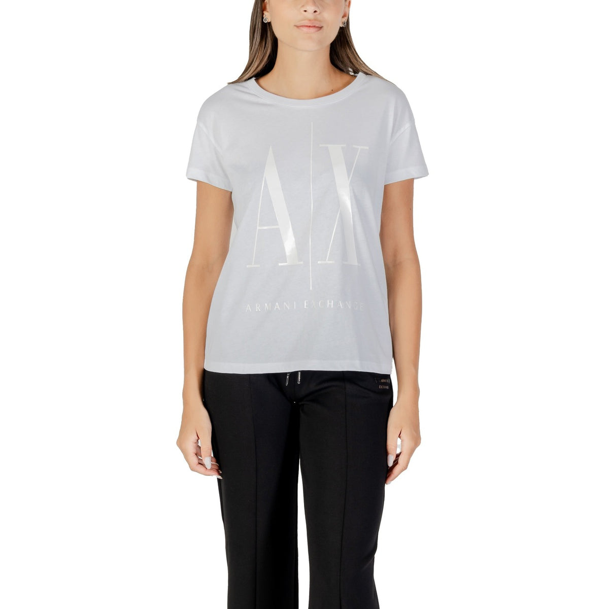 Image 4 : T-shirt beige imprimé Armani Exchange porté, style décontracté urbain — delvale