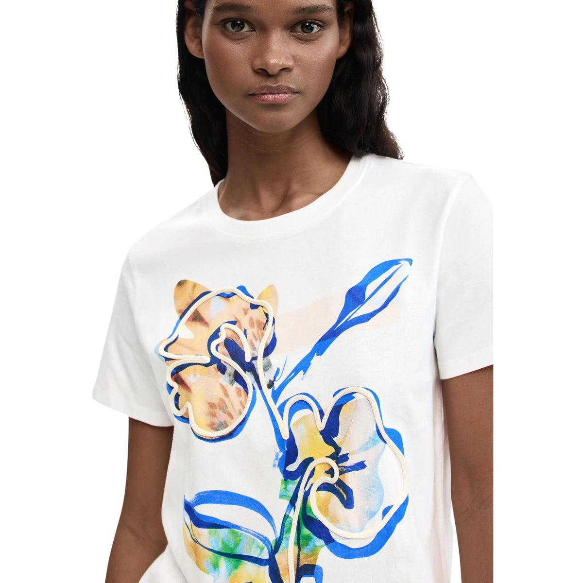Image 3 : Vue d'ensemble du t-shirt Desigual blanc pour femme, style décontracté et moderne — Delvale