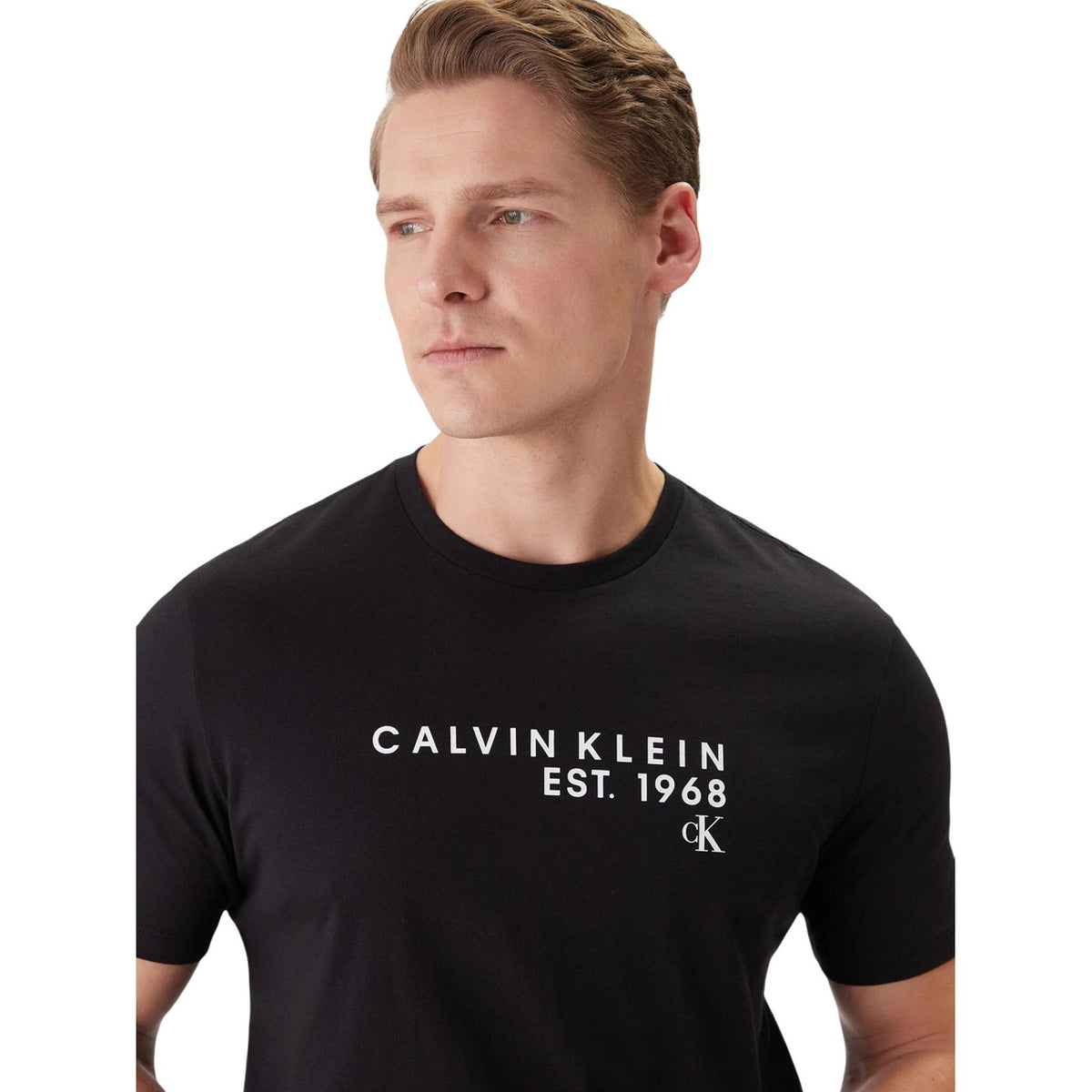 Image 4 : Vue trois quarts du t-shirt Calvin Klein homme noir, coupe regular fit mise en valeur sur mannequin — Delvale