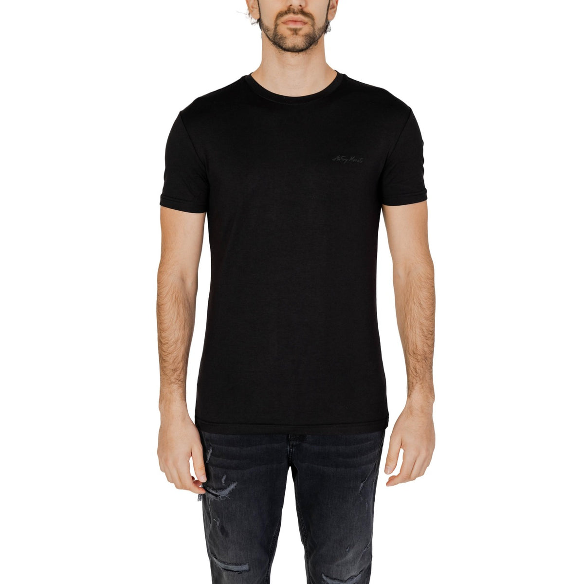 Image 4 : T-shirt homme Antony Morato col V stretch bleu marine, silhouette complète sur mannequin avec jean gris — 9yvwh4-xt