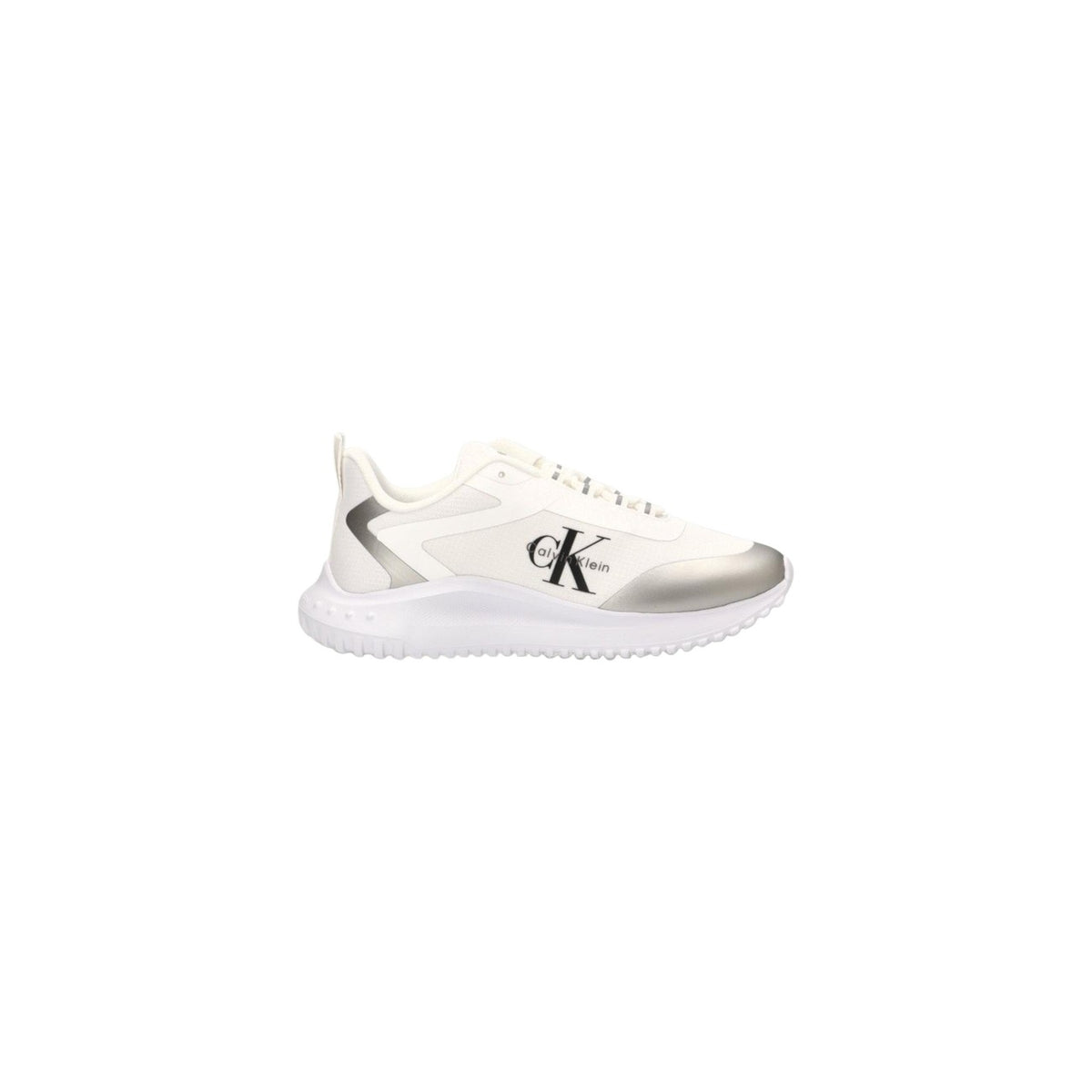 Image 1 : Basket femme Calvin Klein Jeans vue de profil droit, coloris blanc cassé avec insertions argentées métallisées et logo CK noir sur la tige, semelle chunky blanche — Delvale